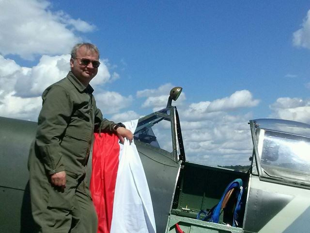 Jacek Mainka w kabinie Spitfire'a